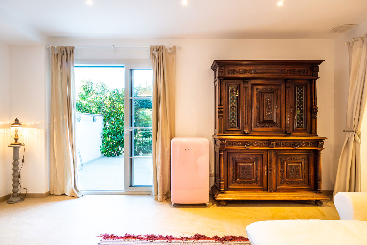 Salón con puertas al patio